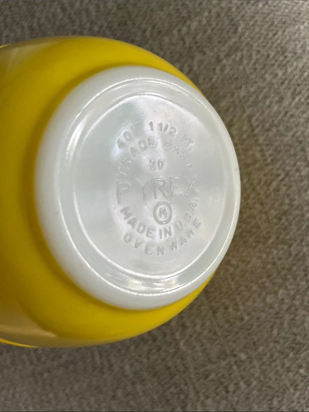 Vintage Pyrex yellow nesting bowl 1.5 PT number 401 like new condition